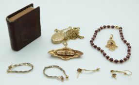 A group of 9ct gold jewellery to include Victorian brooch, locket, chain,
