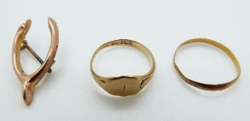 A 9ct gold wishbone brooch, 9ct gold signet ring (2.