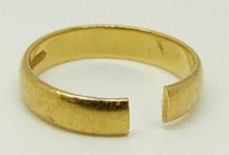 A 22ct gold ring, 3.