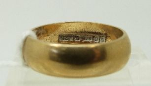 A 9ct gold ring/ wedding band, size N, 4.