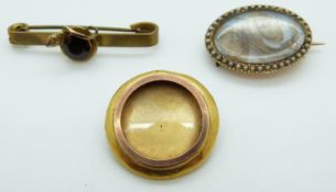 A Victorian 22ct gold brooch,