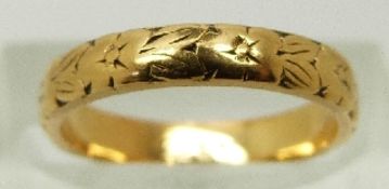 A 22ct gold ring/ wedding band with engraved floral decoration, size I/J, 3.