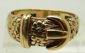 A 9ct gold buckle ring with engraved floral decoration, size R/S, 6.