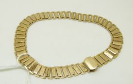 A 9ct gold bracelet made up of rectangular links, 7.