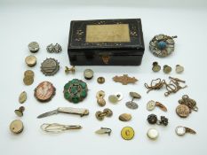 A Victorian silver brooch set with malachite cabochons,