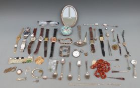 Hallmarked silver oval photograph frame, maximum diameter 15cm,