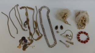 A 9ct gold chain (2.