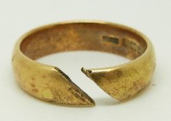 An 18ct gold ring, 10.