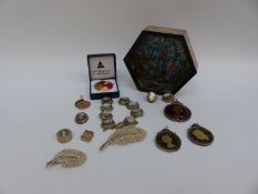 A collection of jewellery including 9ct gold charms (6.