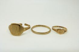 A 9ct gold wedding ring and two 9ct gold signet rings, 5.