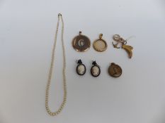 A 9ct gold locket,1.