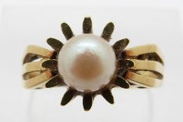 A 14k gold ring set with a pearl, size M, 4.