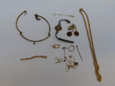 A collection of jewellery including yellow metal brooch in the form of a wishbone and letter E, 0.