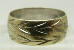 A 9ct white gold ring/ wedding band with engraved foliate design, size L, 3.