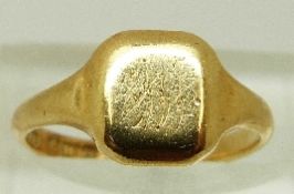 An 18ct gold signet ring, size H, 3.