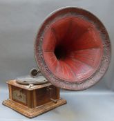 Early 20thC wind up table top gramophone with 16