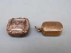 A gilt metal vinaigrette with pierced inner cover, length 28mm,