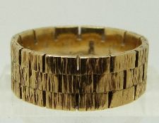 A 9ct gold ring/ wedding band with bark effect, size P, 5.