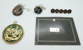 A Chinese silver brooch marked KW, an azurite pendant set with opals,