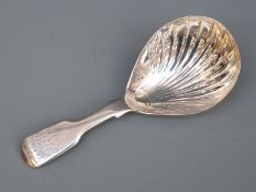 Victorian hallmarked silver fiddle pattern caddy spoon with shell shaped bowl, London 1846,