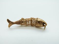 A 9ct gold fish pendant, 4.