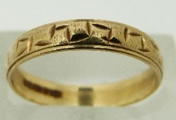 A 9ct gold ring with engraved lines, size N/O, 1.