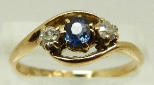 An 18ct gold ring set with a sapphire and two diamonds, Birmingham 1901, size Q, 3.