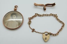 A 9ct gold brooch, a 9ct gold bracelet (7.