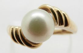 A 14k gold ring set with a pearl, size L/M, 2.