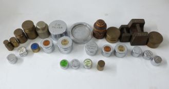 Quantity of various coin and banking weights including silver, notes,