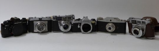 A quantity of collectable cameras including Praktica BC1 SLR, Pentax ME Super,