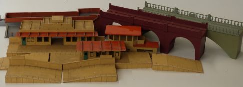 A collection of Hornby Dublo, Hornby and similar 00 gauge buildings,