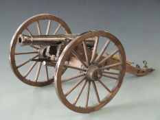 Signalling or display model field cannon with 33cm graduated polished steel barrel raised on oak