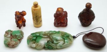 Chinese scent bottle, netsuke depicting the three wise monkeys, carved Chinese hardstone,