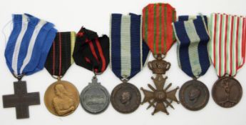 WWI and WWII Allied medals including Belgium Croix de Guerre, Italian War Merit, Greece and Finland,