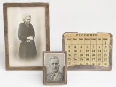 George V hallmarked silver photograph frame to suit 6 x 4 inch photograph,