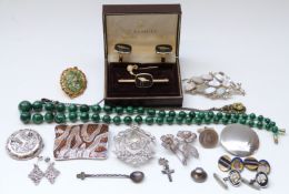 A collection of jewellery to include silver brooch, filigree brooch, malachite necklace,