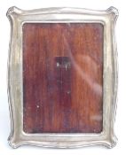 George V hallmarked silver photograph frame to suit 8 x 6 inch photograph, with easel back,