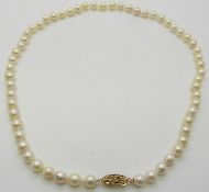 A single strand pearl necklace with 9ct gold clasp