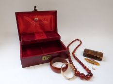 A 9ct gold ring set with a cameo,