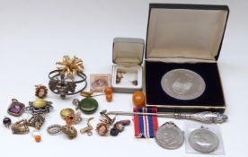 A silver bangle, brooches, Victorian agate clasp, 9ct gold mount (1.