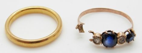 A 22ct gold wedding band (4.