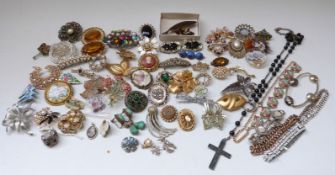 A collection of costume jewellery and brooches to include lucite, Exquisite brooch,