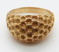 An 18ct gold ring with textured decoration, size M, 5.