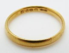 A 22ct gold ring, size O, 2.