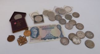 A collection of crown sized coins to include English commemorative, USA dollars, Chinese,