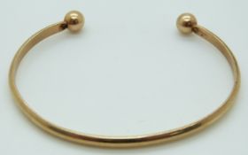 A 9ct gold bangle, 5.