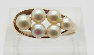 A 9ct gold ring set with pearls,