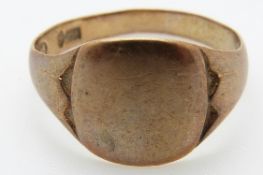 A 9ct gold signet ring, size Q, 2.