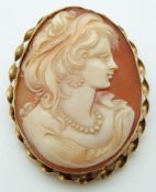 A 9ct gold brooch set with a cameo, 4.5 x 3.